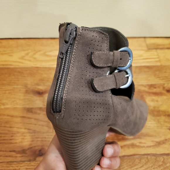 White Mountain peep toe booties - Picture 3 of 6